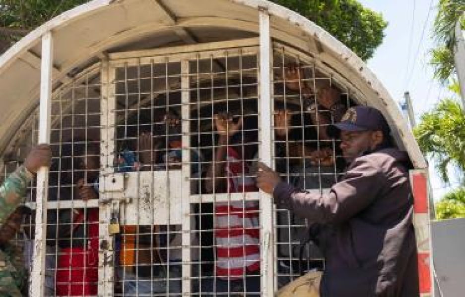 23042025--operativo-migratorio-a-los-haitianos-02-63e3cc71-focus-0-0-375-240