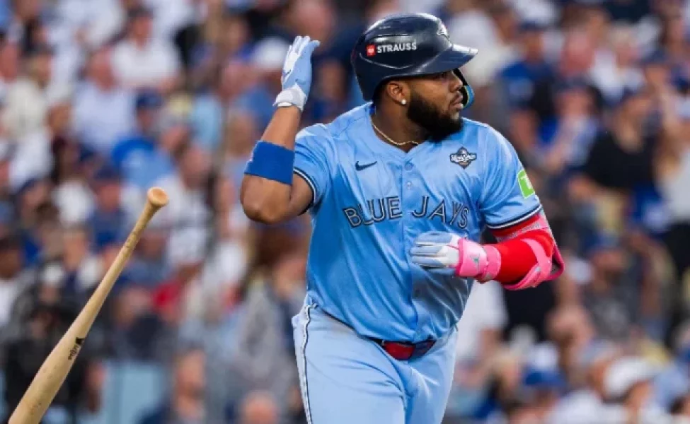 El-dominicano-Vladimir-Guerrero-al-momento-de-disparar-un-jonron-650x400