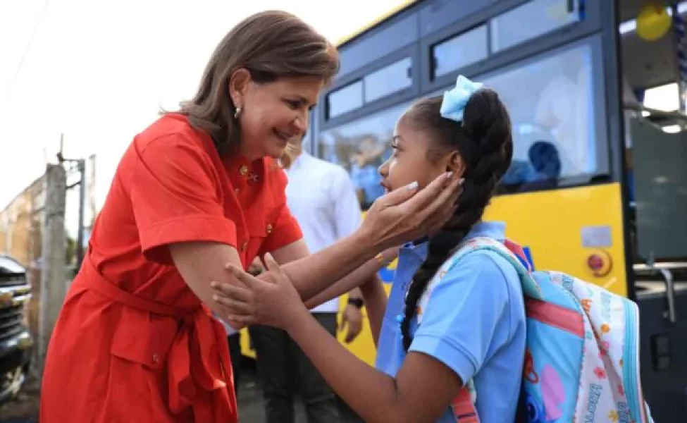 RAQUEL-PENA-CON-ESTUDIANTES-EN-SANTIAGO-650x400